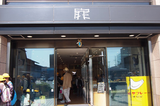 鎌倉駅前豊島屋　扉